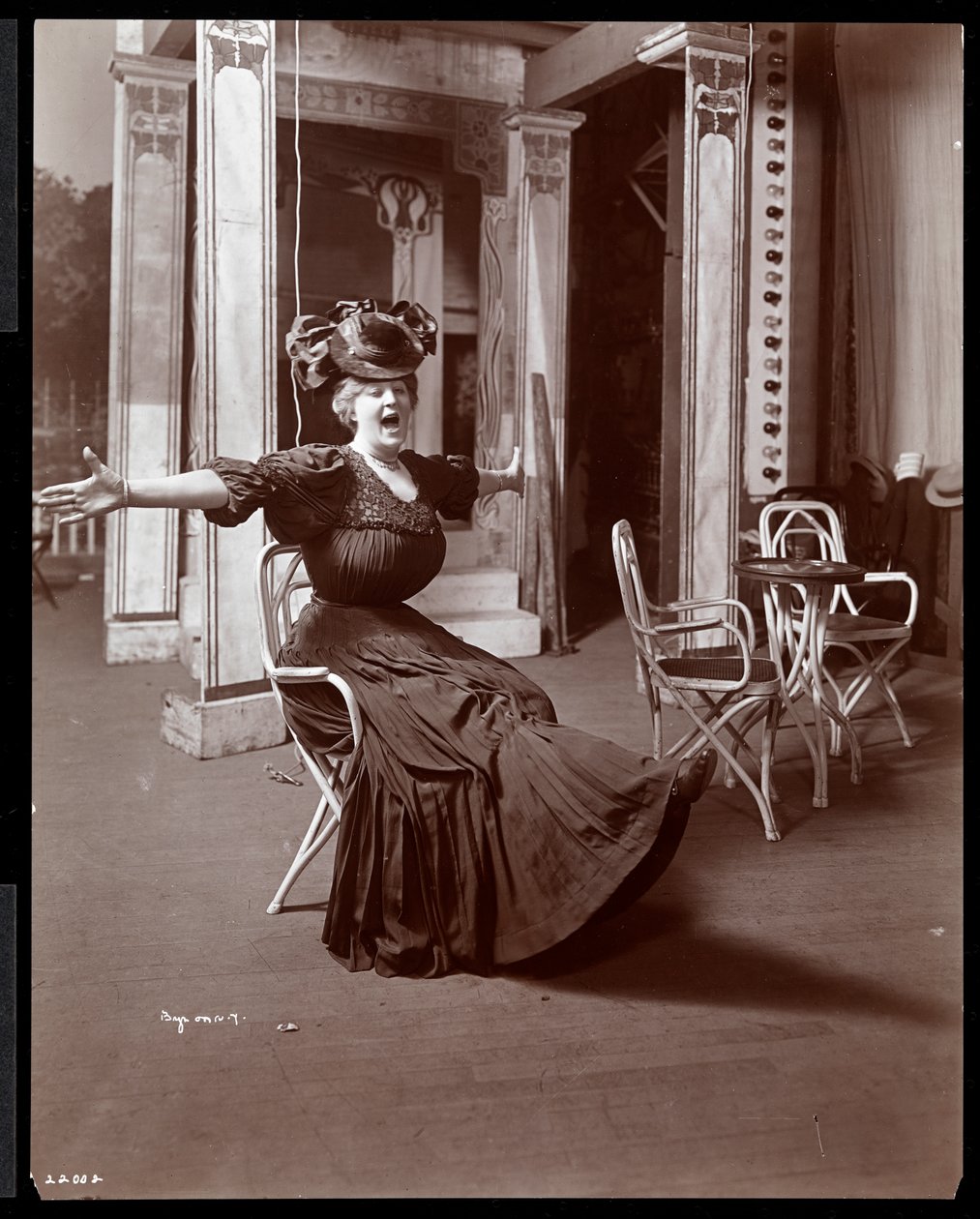 Amelia Summerville az "Aranynyugat burleszkoló lánya" jelmezben, 1906 (ezüstzselatinos nyomat) alkotó: Byron Company
