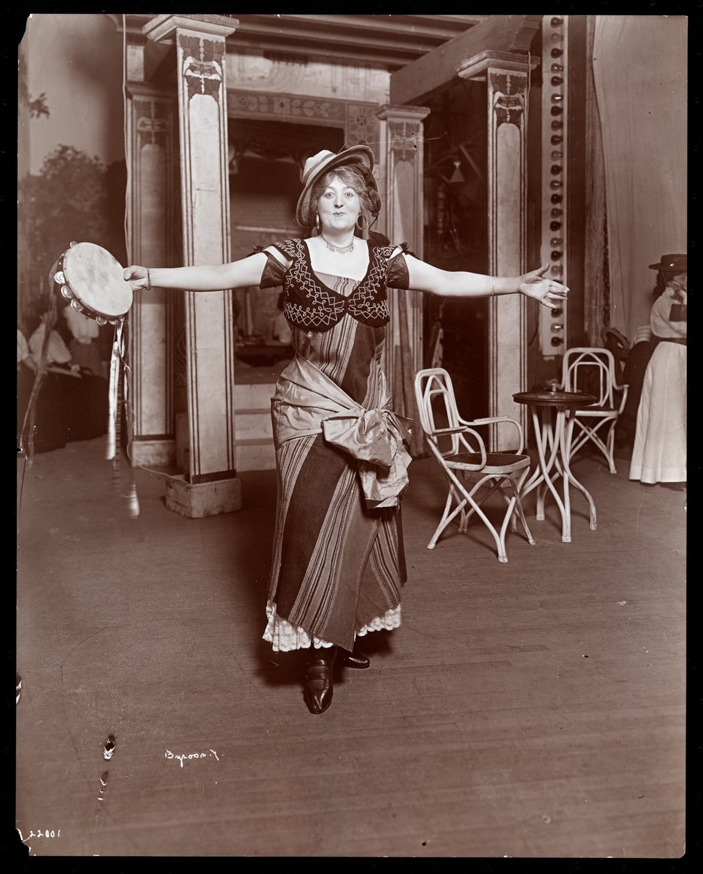 Amelia Summerville „Az aranynyugat burleszklányának” jelmezében, 1906 (ezüst zselatin nyomat) alkotó: Byron Company