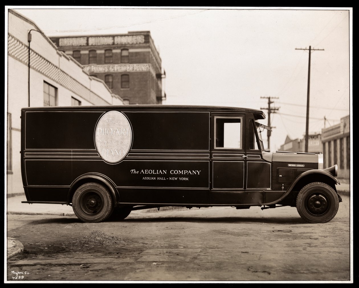 Egy Aeolian Company Pierce Arrow szállító teherautója a 711 East 139th Street szám alatt, Harlem, New York, 1926 (ezüst zselatin nyomat) alkotó: Byron Company