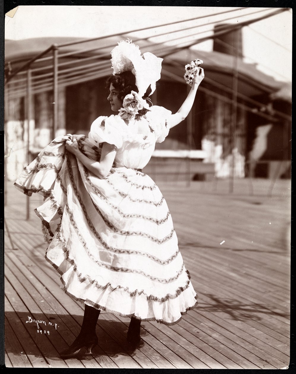 Egy jelmezes színésznő, aki a valószínűleg a New York-i Színház tetején próbál, 1900 (ezüst zselatin nyomat) alkotó: Byron Company
