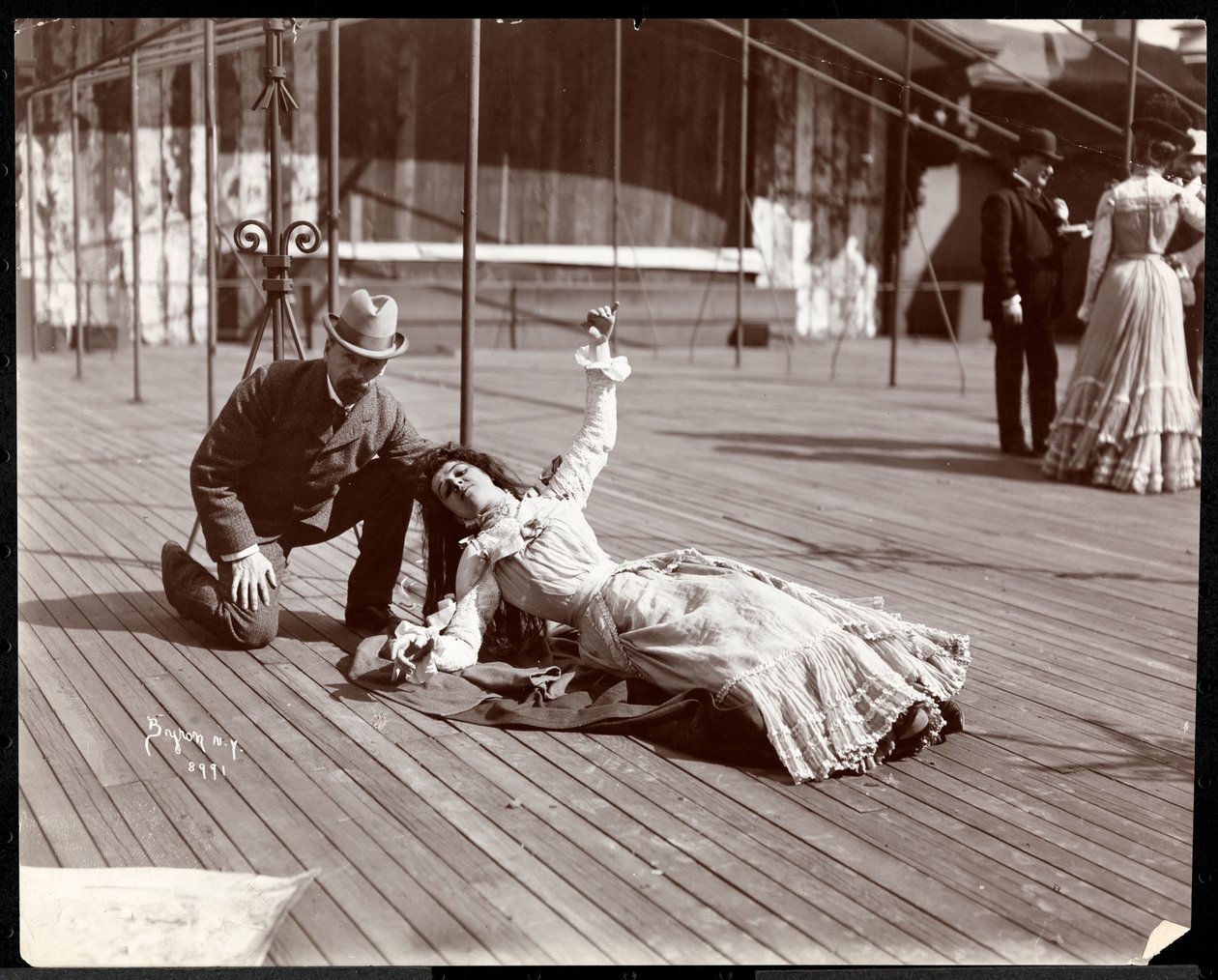 Egy jelmezes színésznő, aki a valószínűleg a New York-i Színház tetején próbál, 1900 (ezüst zselatin nyomat) alkotó: Byron Company