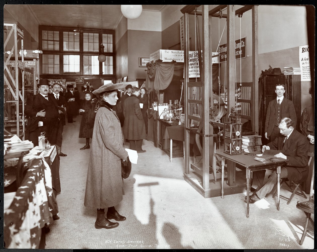 Biztonsági eszközök kiállítása az American Institute of Social Service-ben, New York, 1906-07 (ezüst zselatin nyomat) alkotó: Byron Company