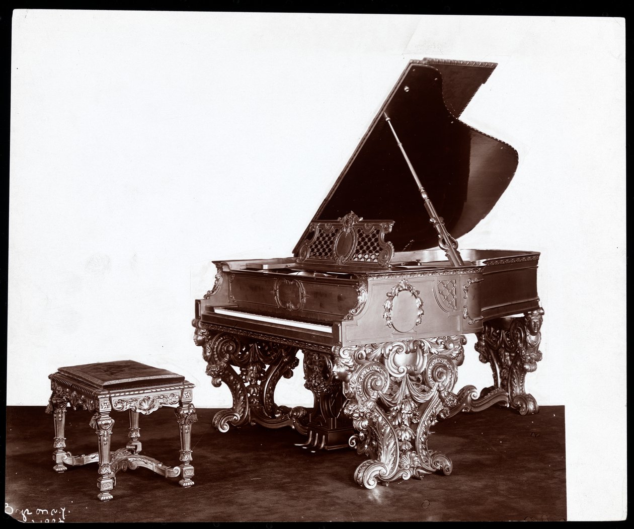 Díszes zongora és pad a Webber Piano Co.-tól, New York, 1906 (ezüst zselatin nyomat) alkotó: Byron Company