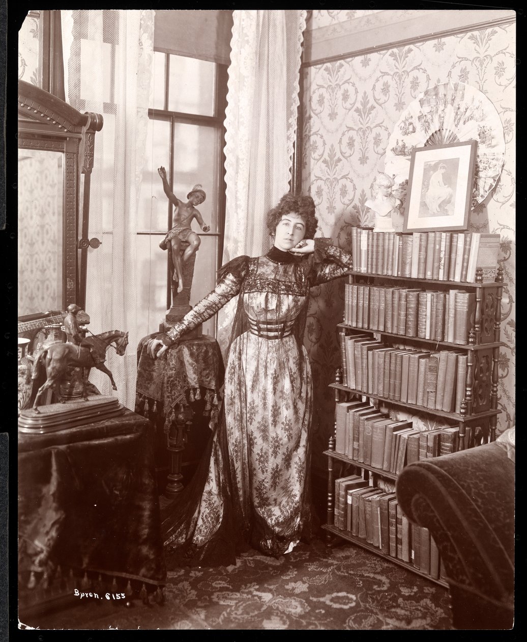 Anita Chartres egy szoba sarkában, 1898 körül (ezüstzselatinos nyomat) alkotó: Byron Company
