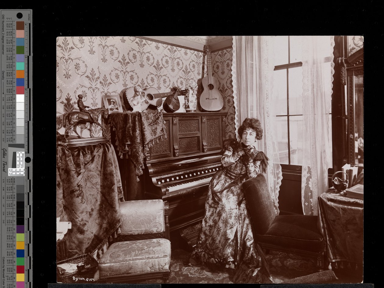 Anita Chartres zongoránál ül, 1898 körül (ezüst zselatin nyomat) alkotó: Byron Company