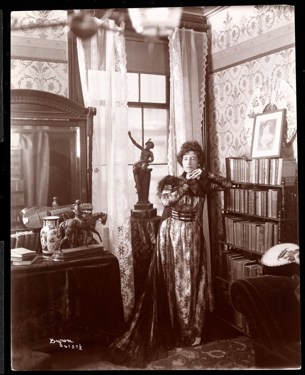 Anita Chartres egy szoba sarkában állva, 1898 körül (ezüstzselatinos nyomat) alkotó: Byron Company