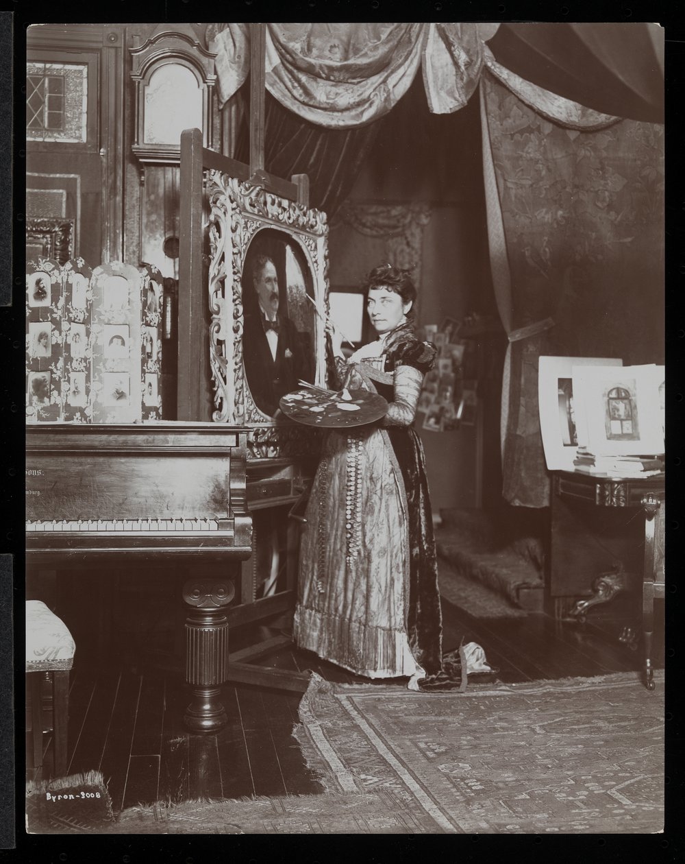 Mary Tillinghast művész portrét fest stúdiójában, New Yorkban, 1897 körül (ezüst zselatin nyomat) alkotó: Byron Company