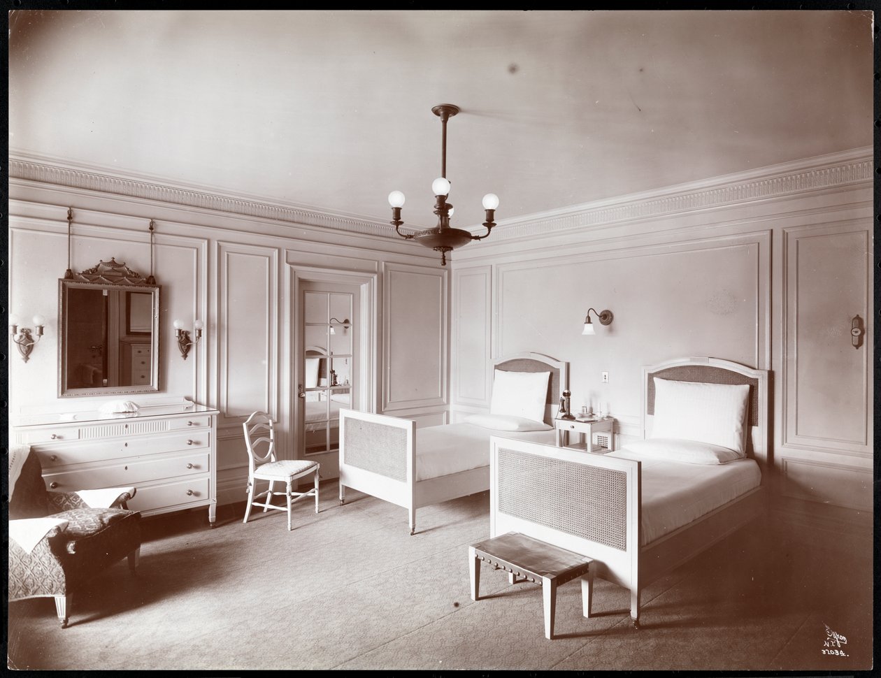 Hálószoba a Copley Plaza hotelben, Boston, 1912-15 körül (ezüst zselatinos nyomat) alkotó: Byron Company