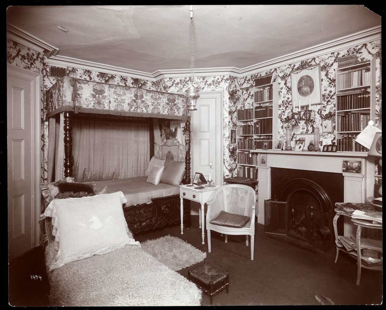 Hálószoba Elsie de Wolfe lakásában, 122 East 17th Street, New York, 1895 vagy 1896 (ezüst zselatinos nyomat) alkotó: Byron Company