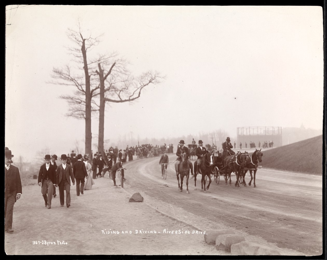 Kerékpárosok és lovaskocsik a Riverside Drive kanyarban, New York, 1896 (ezüst zselatinos nyomat) alkotó: Byron Company