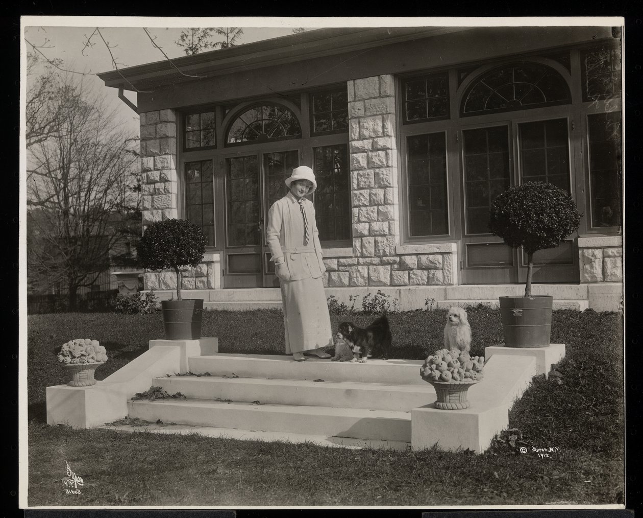 Billie Burke és három kutya a Burkeleigh Crestben, a New York-i Hastingsonban lévő házában, 1915 körül (ezüst zselatinos nyomat) alkotó: Byron Company