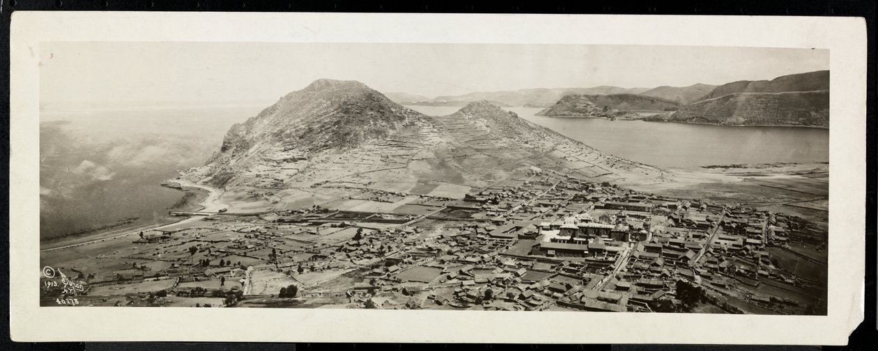 Egy város madártávlatából, feltehetően a Panama-csatornán vagy annak közelében, 1913 (ezüst zselatin nyomat) alkotó: Byron Company