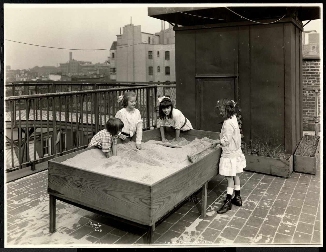 Vak lányok homokozóban játszanak a New York-i Vakok Szövetségének tetején, 111 East 59th Street, New York, 1926 (ezüst zselatin nyomat) alkotó: Byron Company