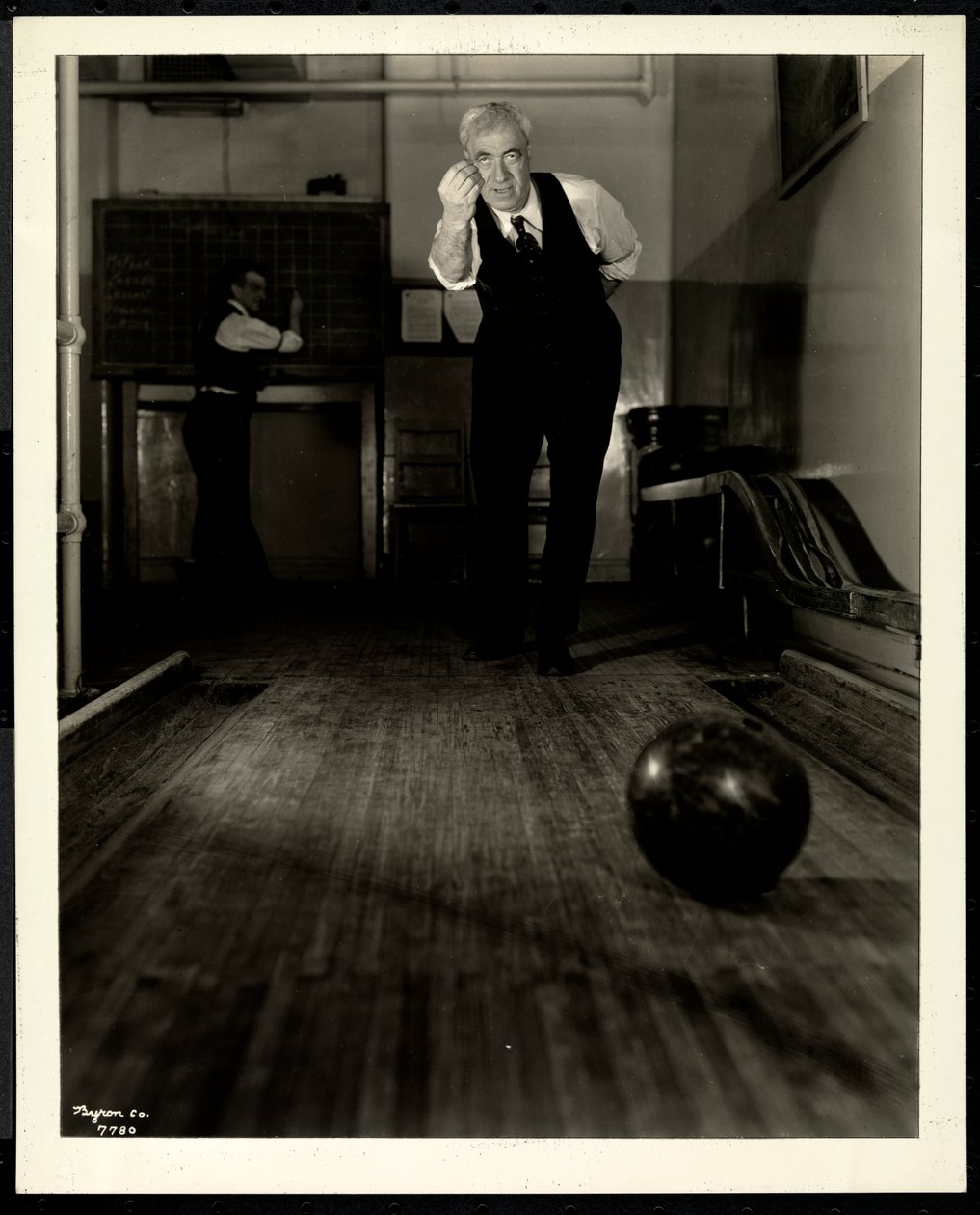 Blind man bowling a New York-i Vakok Szövetségében, 111 East 59th Street, 1921 (ezüst zselatin nyomat) alkotó: Byron Company