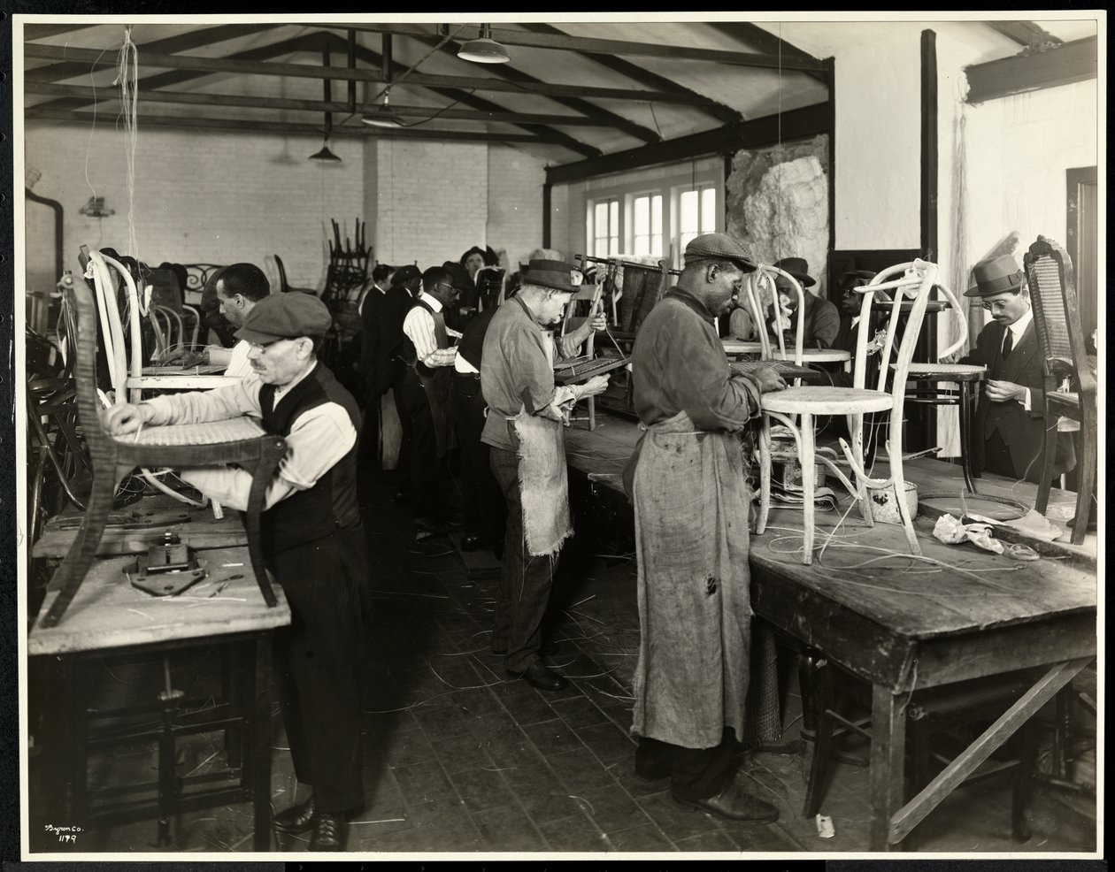 Vakok lehajtják a székeket a Bourne Memorial Buildingben, New York, 1920 (ezüst zselatin nyomat) alkotó: Byron Company