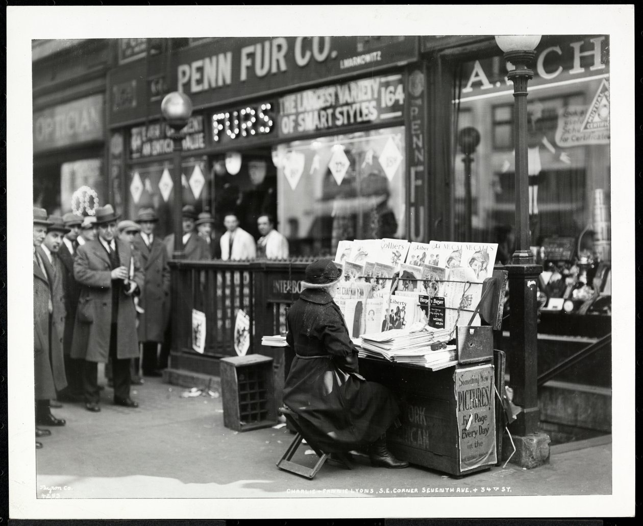 Aaron Weintraub vak újságkereskedő a standjánál a 7. sugárút és a 32. utca délkeleti sarkán, New York, 1926 (ezüstzselatinos nyomat). alkotó: Byron Company