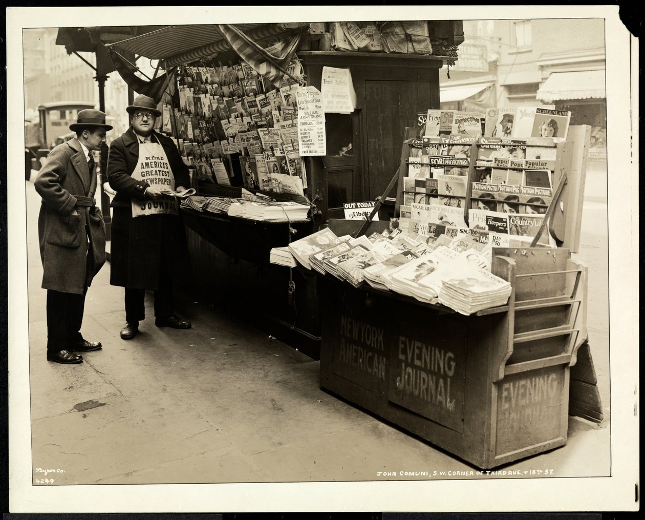 Vak hírkereskedő, John Comuni, a 3rd Avenue és 18th Street, New York-i standnál, 1926 (ezüst zselatin nyomat) alkotó: Byron Company