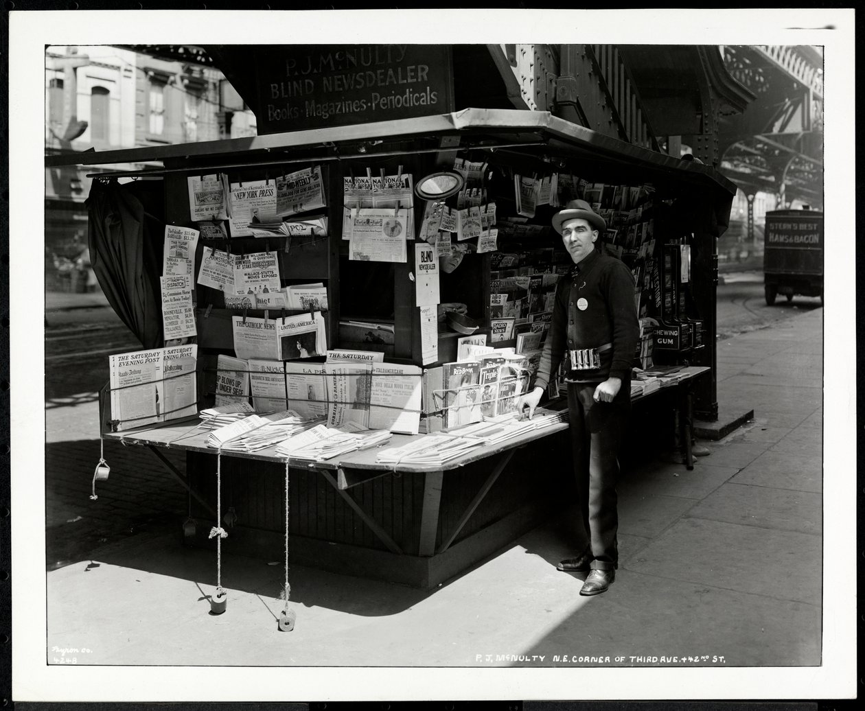 P.J. McNulty vak újságkereskedő a standjánál a 3. sugárút és a 42. utca északkeleti sarkán, New York, 1926 (ezüstzselatinos nyomat). alkotó: Byron Company