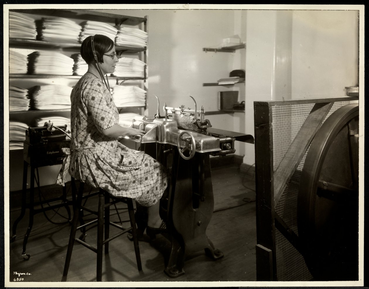 Vak nő, feltehetően Charlotte Rohr, Braille-nyomóval, diktafonnal és sztereotípiával dolgozik, New York, 1933 (ezüst zselatin nyomat) alkotó: Byron Company