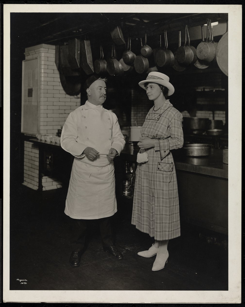 Leoni séf és Miss Selley Torontóból a Hotel Commodore konyhájában, 1920 (ezüst zselatinos nyomat) alkotó: Byron Company