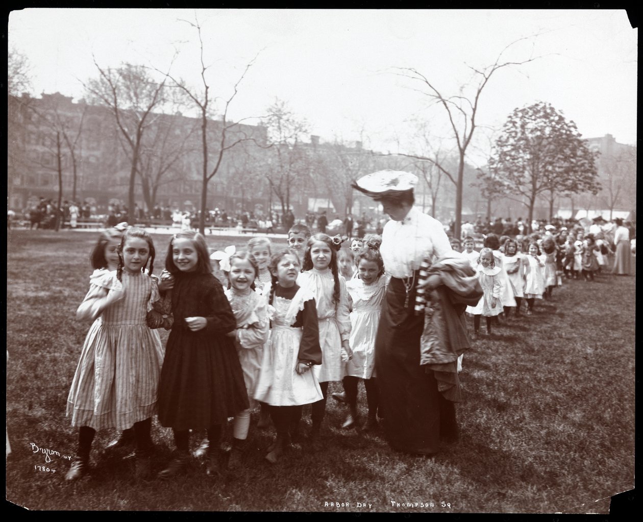 Hosszú sorban álló gyerekek, akiket egy nő vezet az Arbor Day-en a Tompkins Square Parkban, New York, 1904 (ezüst zselatin nyomat) alkotó: Byron Company