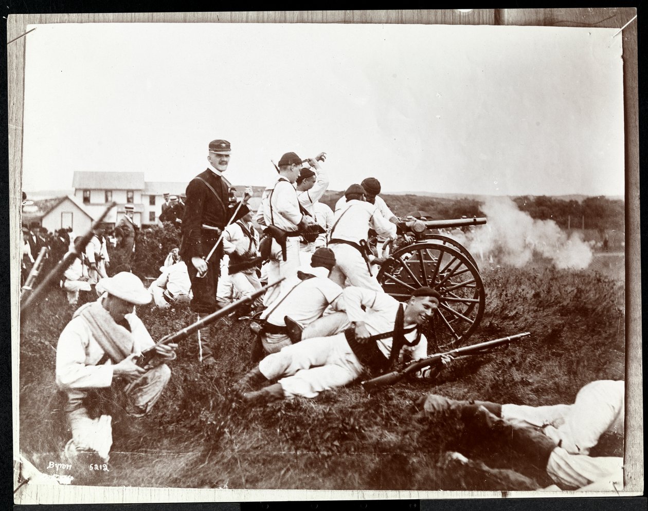 Másolat egy korábbi fotóról, amelyen a New York-i haditengerészeti tartalék katonái láthatók fegyverekkel és ágyúkkal vívott harcban, Fishers Island, New York, 1917 (ezüst zselatin nyomat) alkotó: Byron Company