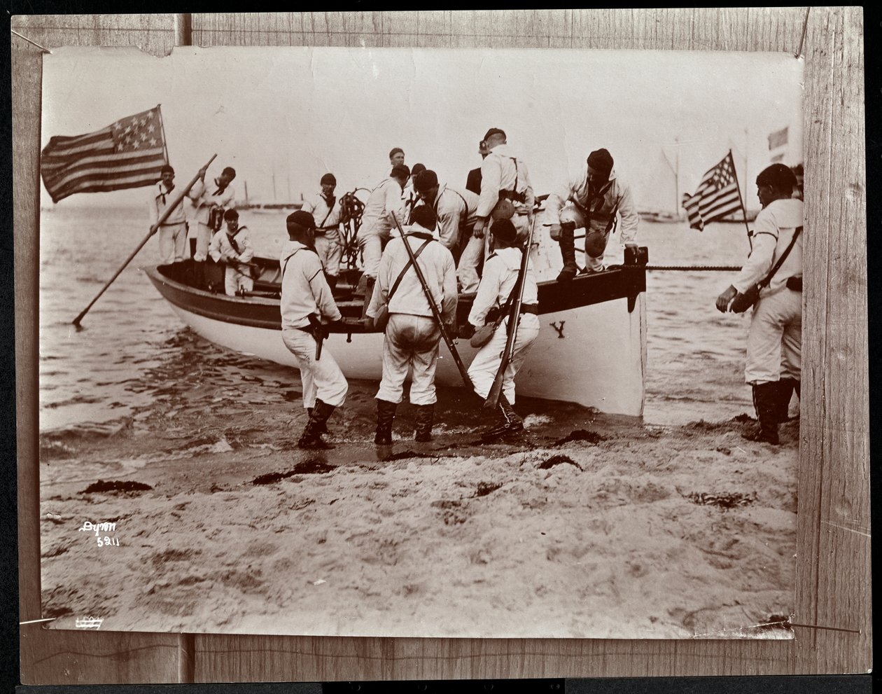 Másolat egy korábbi fényképről, amely a haditengerészeti tartalékokról készült tengerészek csoportjával egy evezős csónakban, Fishers Island, New York, 1891 (ezüst zselatin nyomat) alkotó: Byron Company