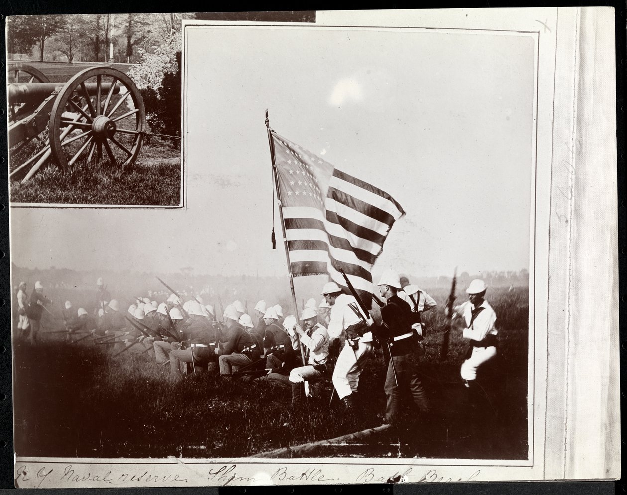 Másolás egy korábbi albumoldalról, két képpel a New York-i Fishers Island-i haditengerészeti tartalékokról, 1895 (ezüst zselatin nyomat) alkotó: Byron Company