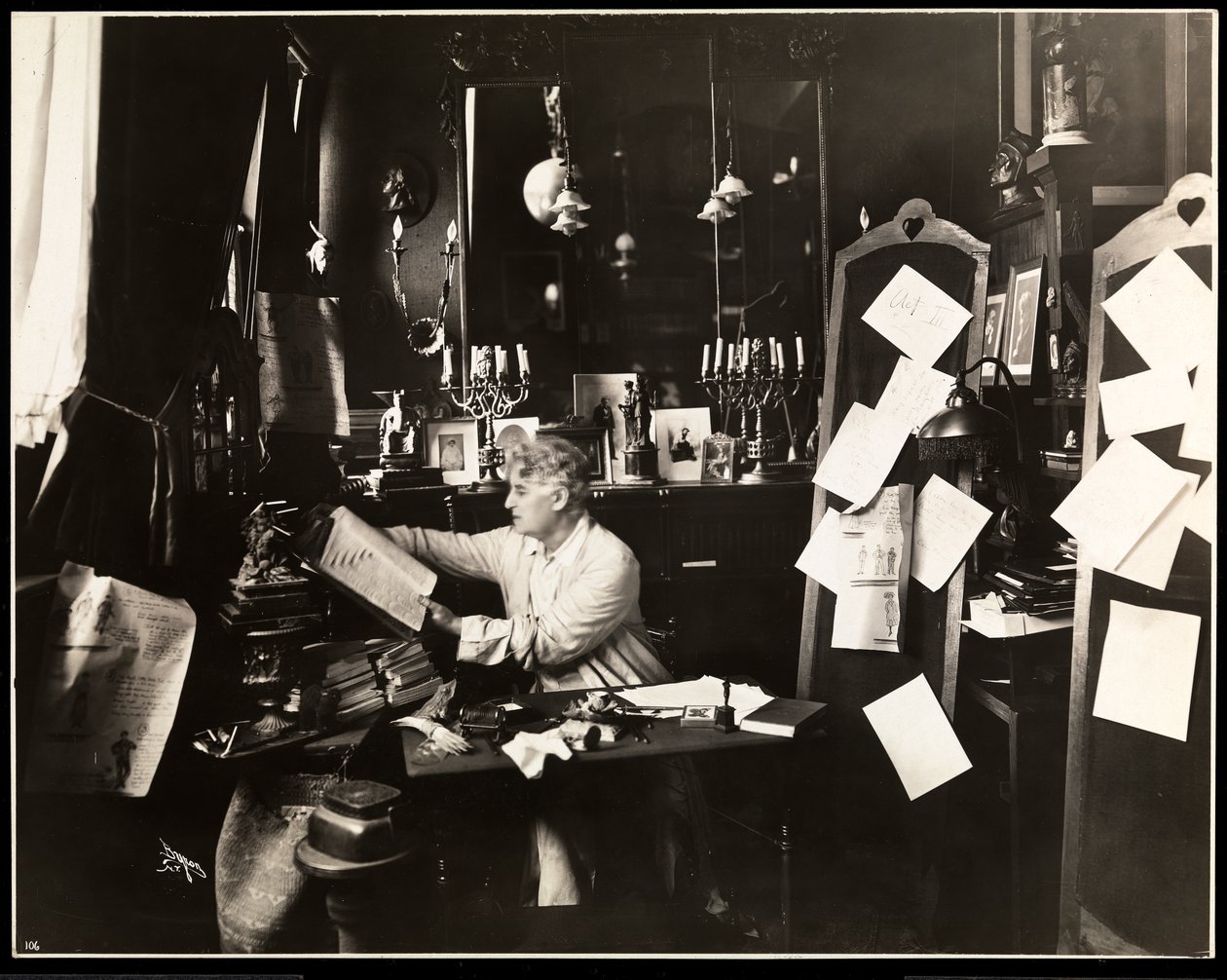 David Belasco a dolgozószobájában, szótárat lapozgat, 1909 (ezüst zselatin nyomat) alkotó: Byron Company