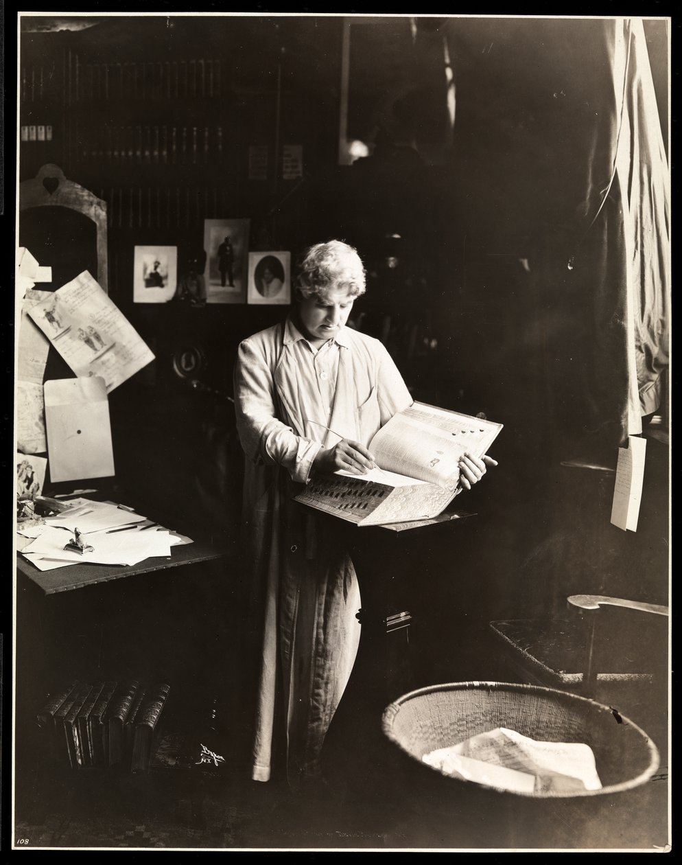 David Belasco áll, kezében egy szótárral, 1909 után (ezüst zselatin nyomat) alkotó: Byron Company