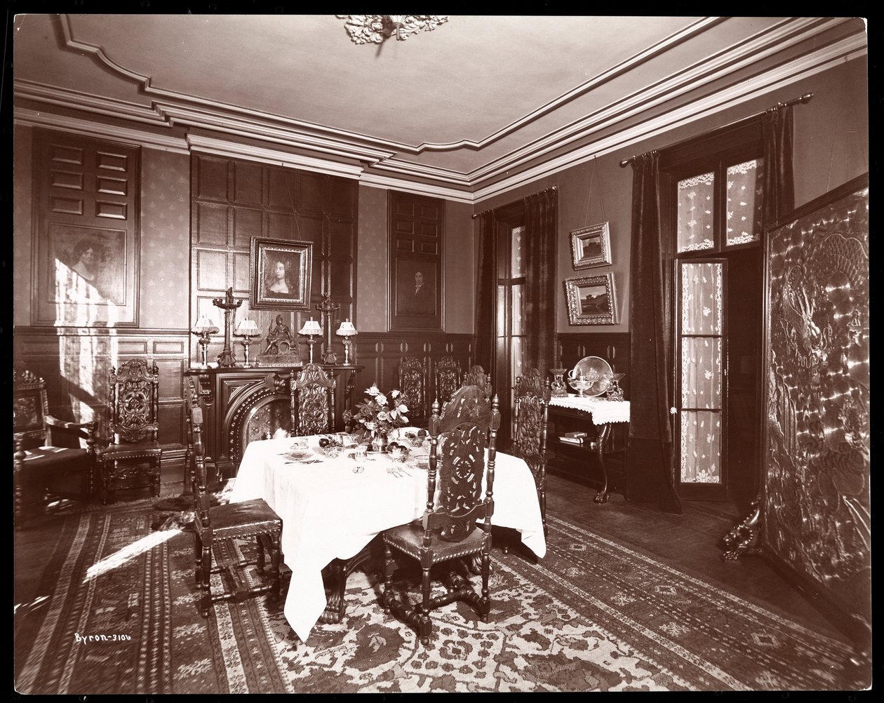 Ebédlő Mr. Reginald de Koven rezidenciájában, New York, 1896-98 (ezüst zselatin nyomat) alkotó: Byron Company