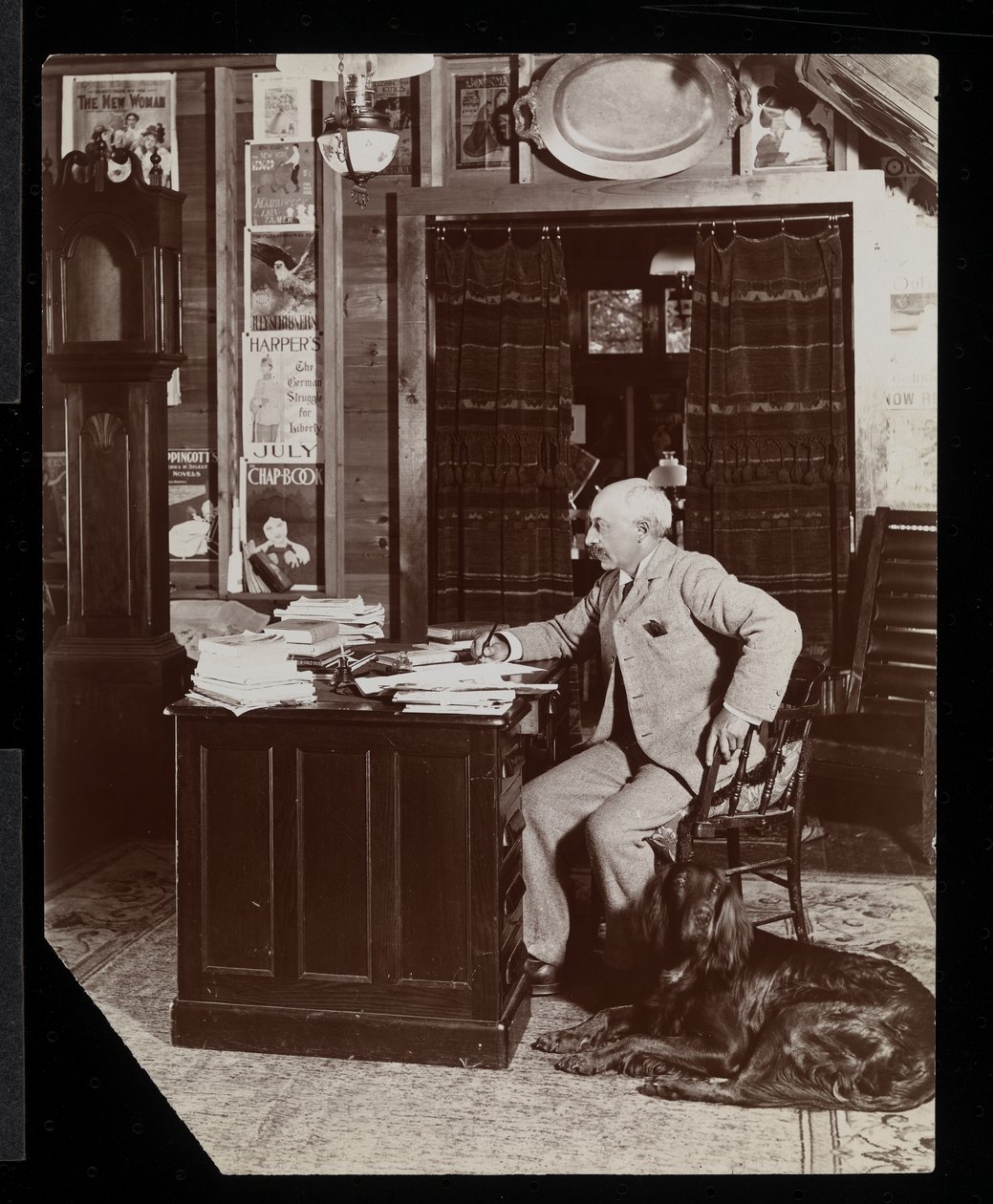 Dr. Worman, az „Outing Magazine” tulajdonosa Westportban, New York államban, a Champlain-tónál található irodájában, 1895 körül (ezüst zselatin nyomat) alkotó: Byron Company