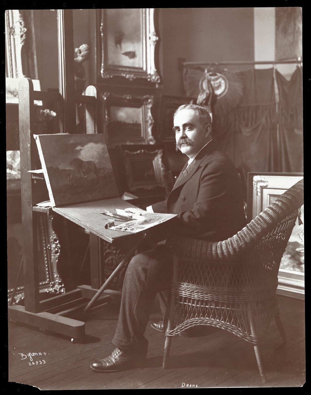 Drake a műtermében egy oroszlánfestmény mellett, New York, 1907 (ezüst zselatin nyomat) alkotó: Byron Company