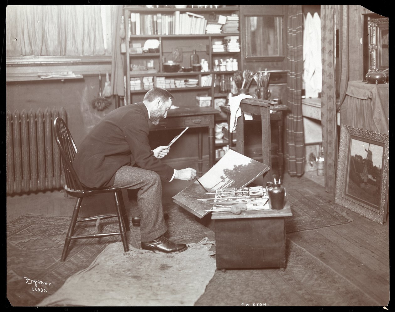 E. W. Eton egy festményen dolgozik, 1907 (ezüst zselatin nyomat) alkotó: Byron Company