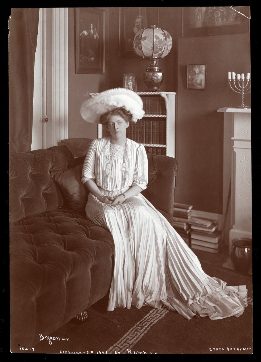 Ethel Barrymore ül a nappaliban, 1902 vagy 1903 (ezüst zselatin nyomat) alkotó: Byron Company