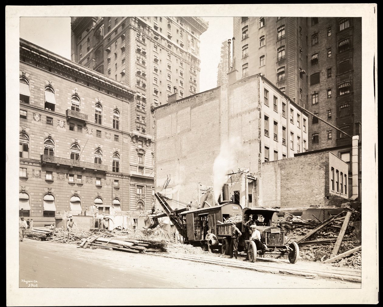 Ásatások az Aeolian Company épületének építkezésén az 5. sugárút és az 54. utca sarkán, New York, 1925 (ezüstzselatinos nyomat) alkotó: Byron Company