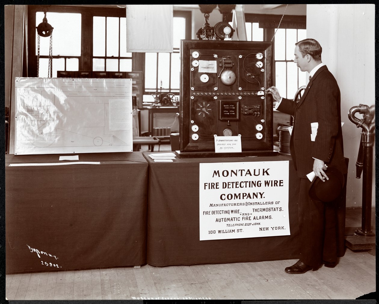 A Montauk Fire Detecting Wire Co. tűzérzékelő rendszerének kiállítása az Amerikai Szociális Szolgálat Biztonságtechnikai Múzeumában, 1908 (ezüst zselatin nyomat) alkotó: Byron Company