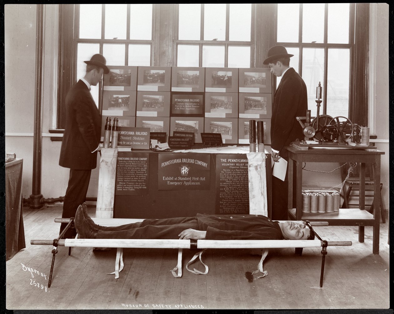A Pennsylvania Railroad Co. elsősegélynyújtó felszereléseinek kiállítása az Amerikai Szociális Szolgálat Intézetének Biztonságtechnikai Múzeumában, 1908 (ezüst zselatin nyomat) alkotó: Byron Company