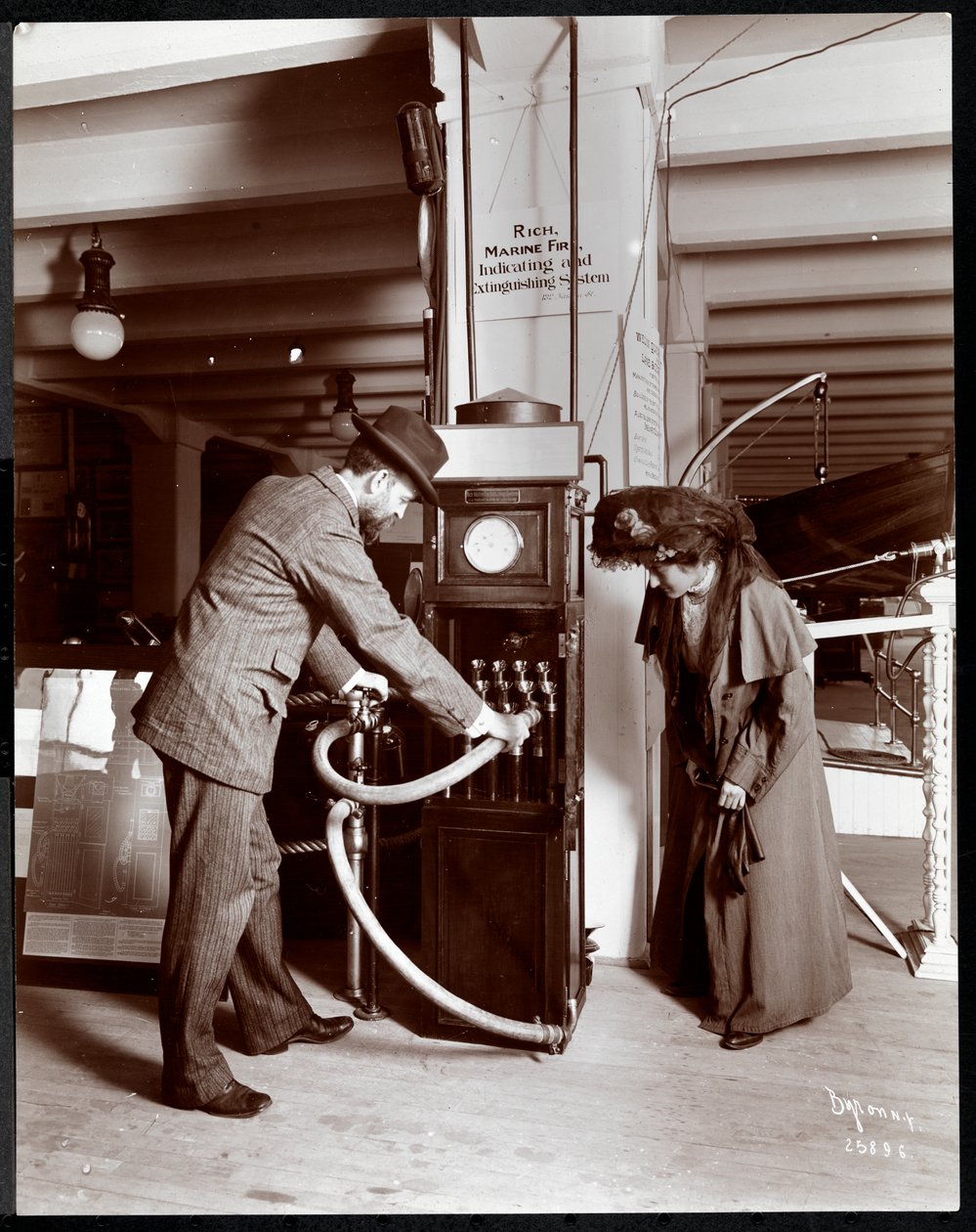 A Coston Signal Co. kiállítása az Amerikai Szociális Szolgálat Intézetének Biztonságtechnikai Múzeumában, 1908 (ezüst zselatin nyomat) alkotó: Byron Company