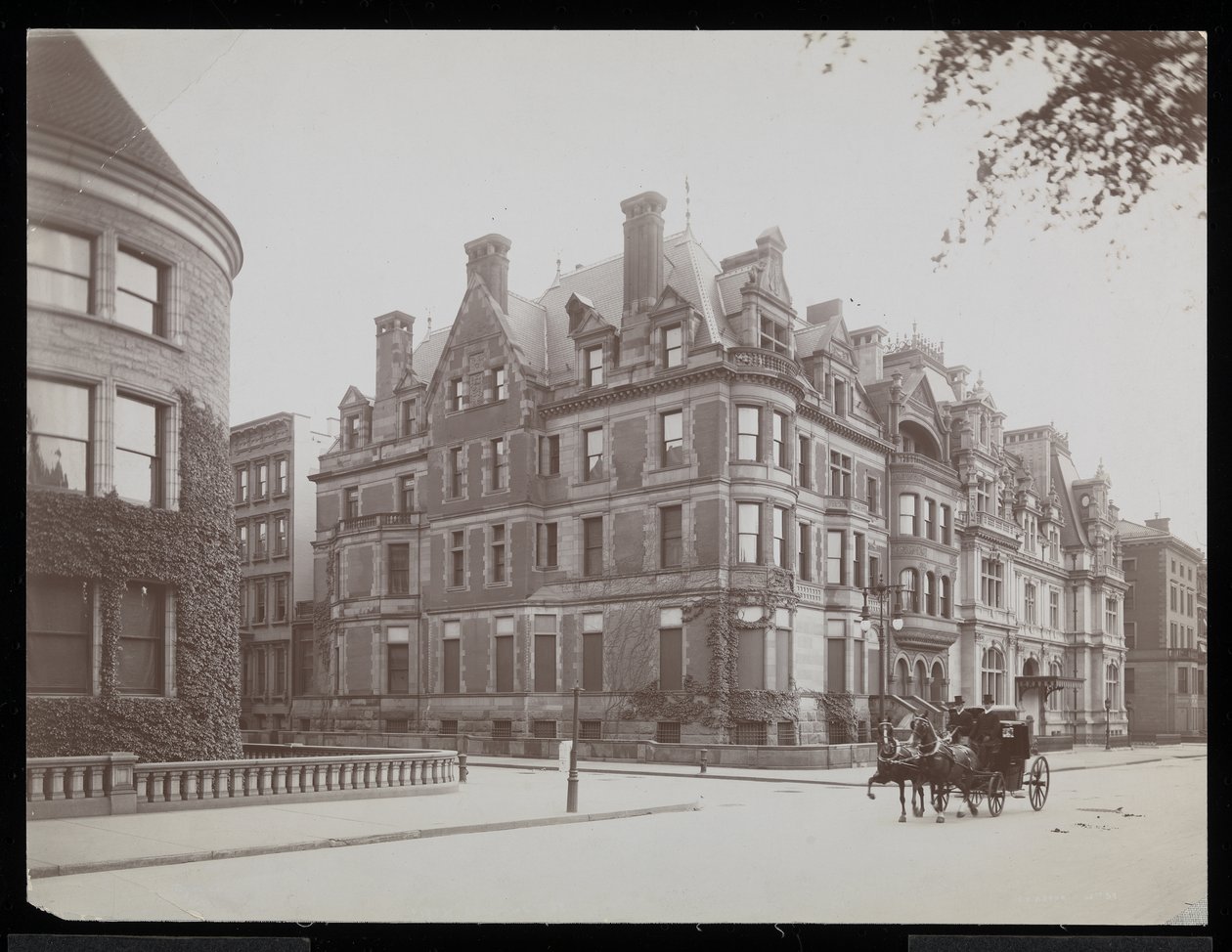 Fifth Ave., 66th St. és J.J. Astor, 65th St., New York, 1901-02 (ezüst zselatin nyomat) alkotó: Byron Company