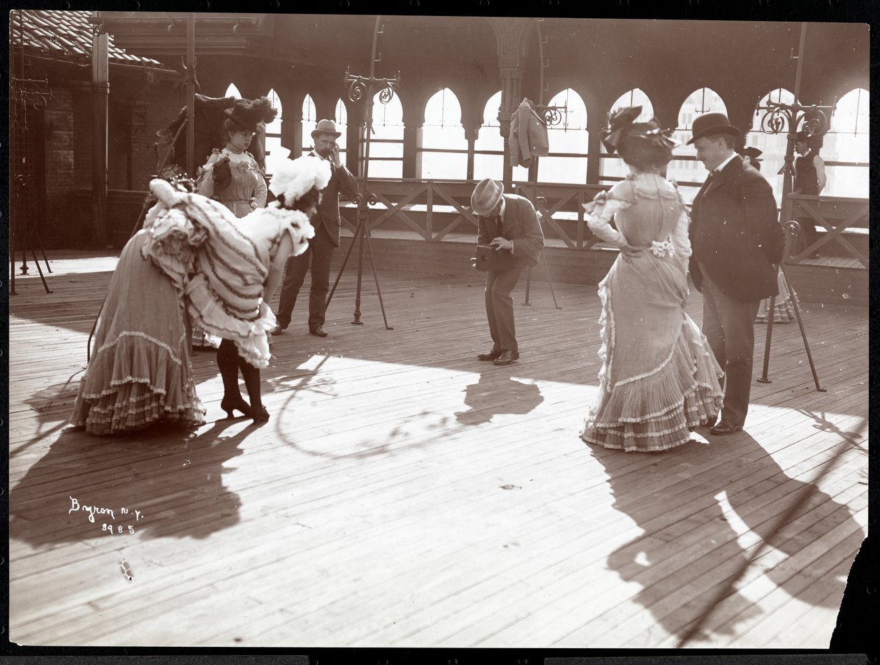 Öt színésznő jelmezben próbál a valószínűleg a New York-i Theatre tetején, New York, 1900 (ezüst zselatin nyomat) alkotó: Byron Company