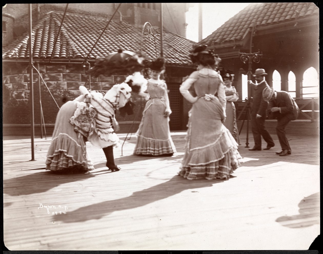 Öt színésznő jelmezben próbál a valószínűleg a New York-i Theatre tetején, New York, 1900 (ezüst zselatin nyomat) alkotó: Byron Company