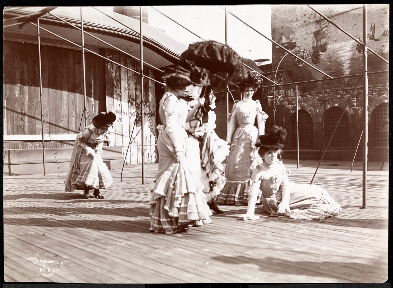 Öt színésznő jelmezben próbál a valószínűleg a New York-i Theatre tetején, New York, 1900 (ezüst zselatin nyomat) alkotó: Byron Company