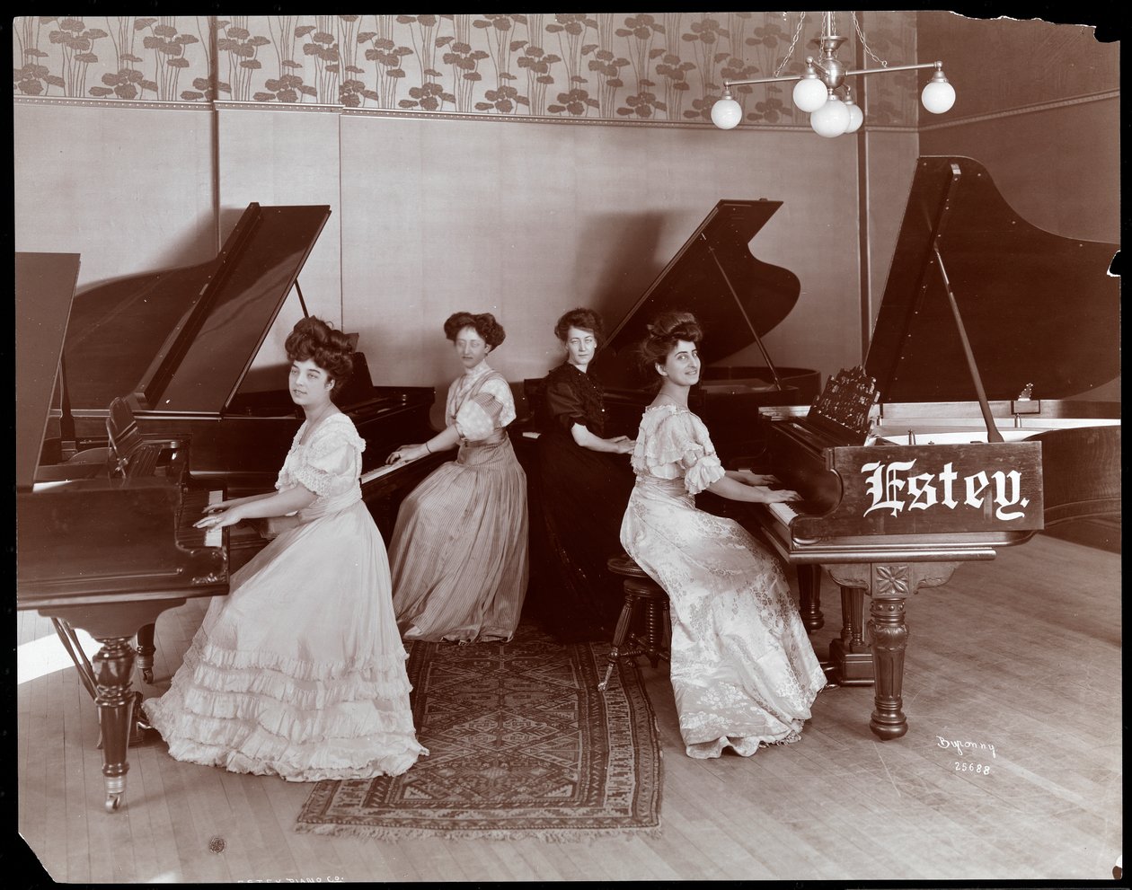 Négy nő ül a zongoráknál az Estey Piano Corporationnél, 1908 (ezüst zselatinos nyomat) alkotó: Byron Company