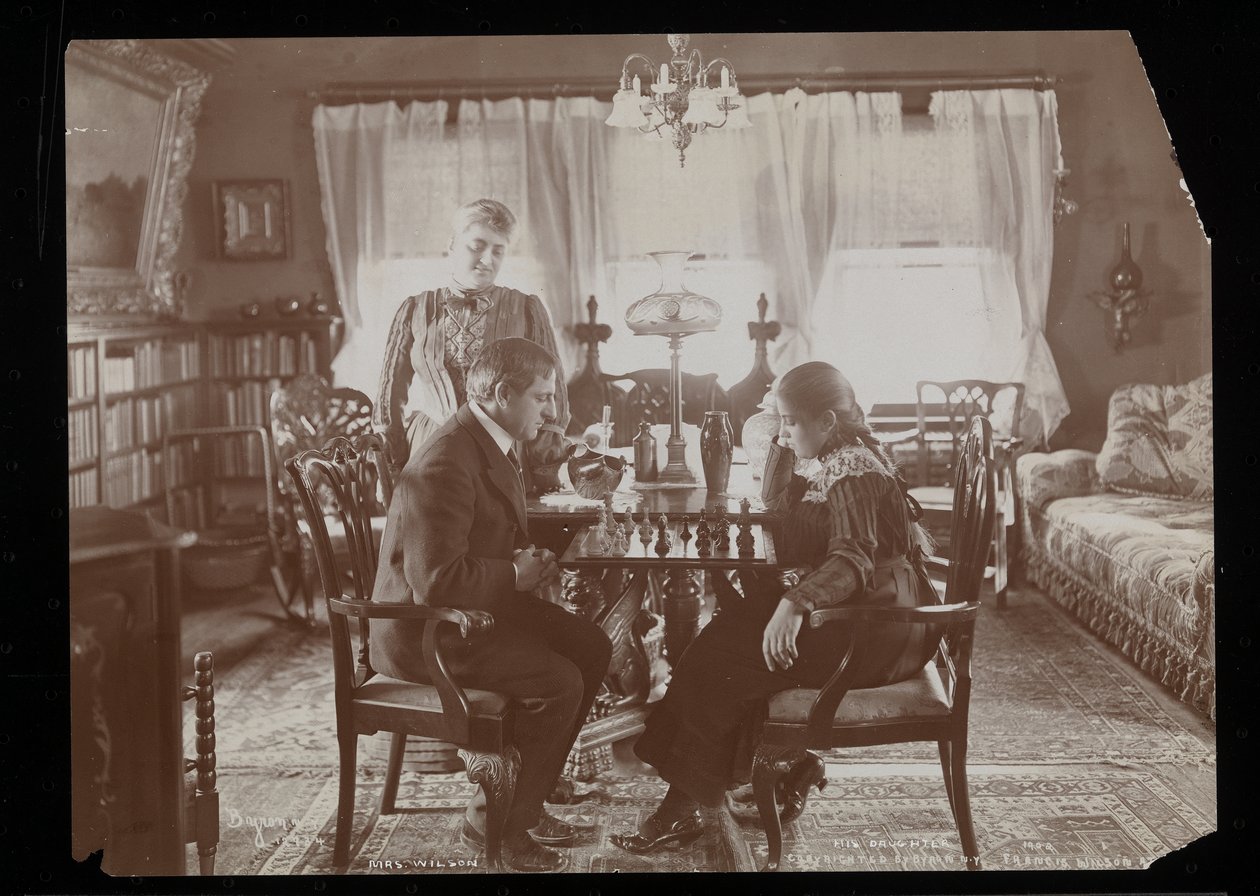 Francis Wilson és lánya sakkozik a New Rochelle-i (New York) rezidenciájuk ebédlőjében (ezüstzselatinos nyomat) alkotó: Byron Company
