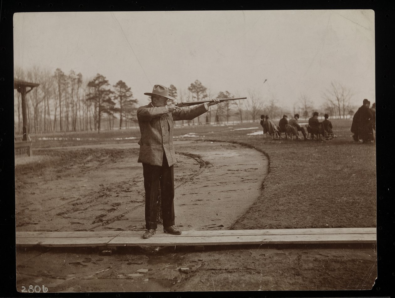 Frank Work puskával csapdára lő, New York, 1896 (ezüst zselatin nyomat) alkotó: Byron Company