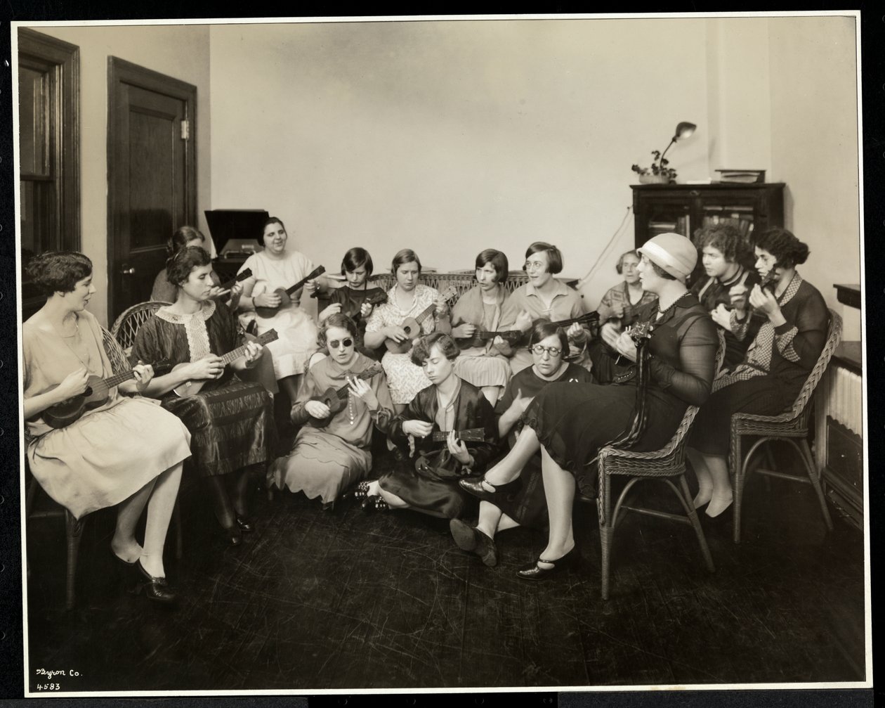 Fiatal vak nők csoportja, akik ukelét játszanak a New York-i Vakok Egyesületénél, 111 East 59th Street, New York, 1926 (ezüstzselatinos nyomat) alkotó: Byron Company