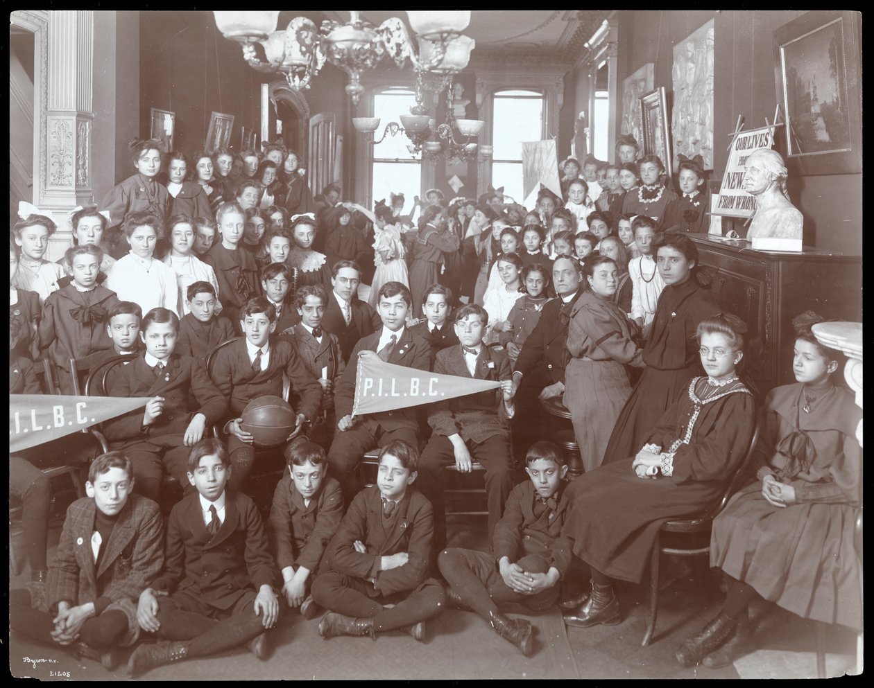 Fiatal férfiak és nők csoportja pózolt a New York-i Népi Intézetben, 1905 (ezüst zselatin nyomat) alkotó: Byron Company