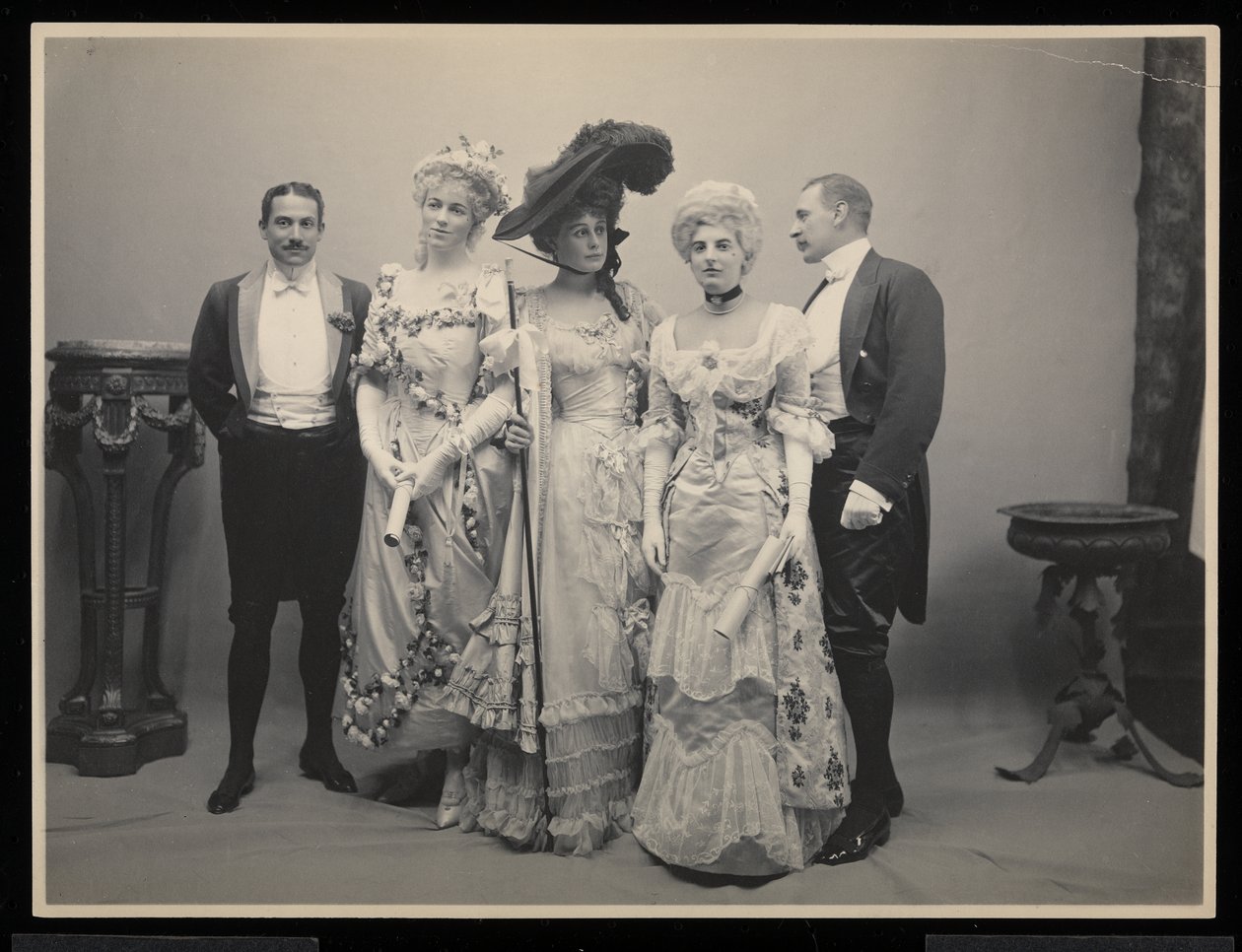 Mr. Barton Willing, Miss Alice Blight, Miss Eleanor Jay (Mrs. Arthur Iselin), Miss Therese Iselin és egy másik férfi csoportportréja a James Hazen Hyde Ball-on, New York, 1905. január 31. (ezüst gél alkotó: Byron Company