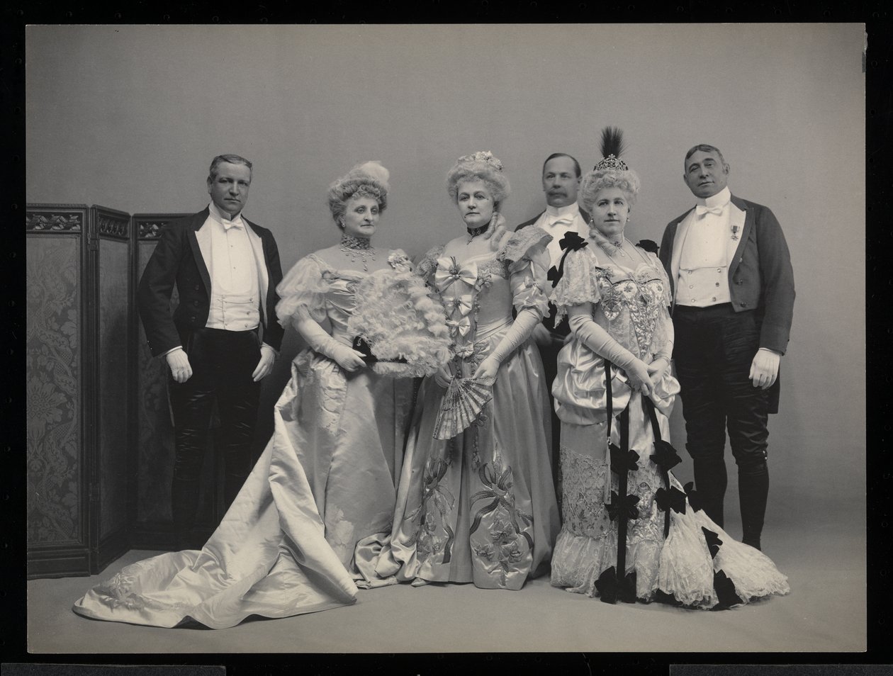 Sydney Dillon Ripley csoportportréja, Mrs. J.T. Teher, Mrs. Wm. Jay, Benjamin Nicol és Wm. Jay a James Hazen Hyde Ball-on, New York, 1905. január 31. (ezüst zselatin nyomat) alkotó: Byron Company